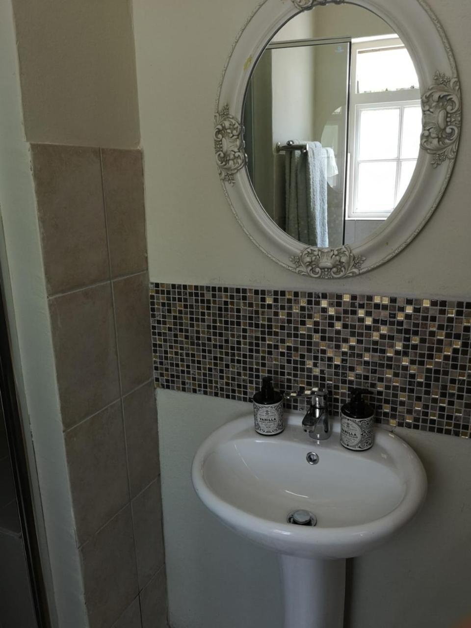 סומרסט ווסט Almond Cottage Bed & Breakfast מראה חיצוני תמונה