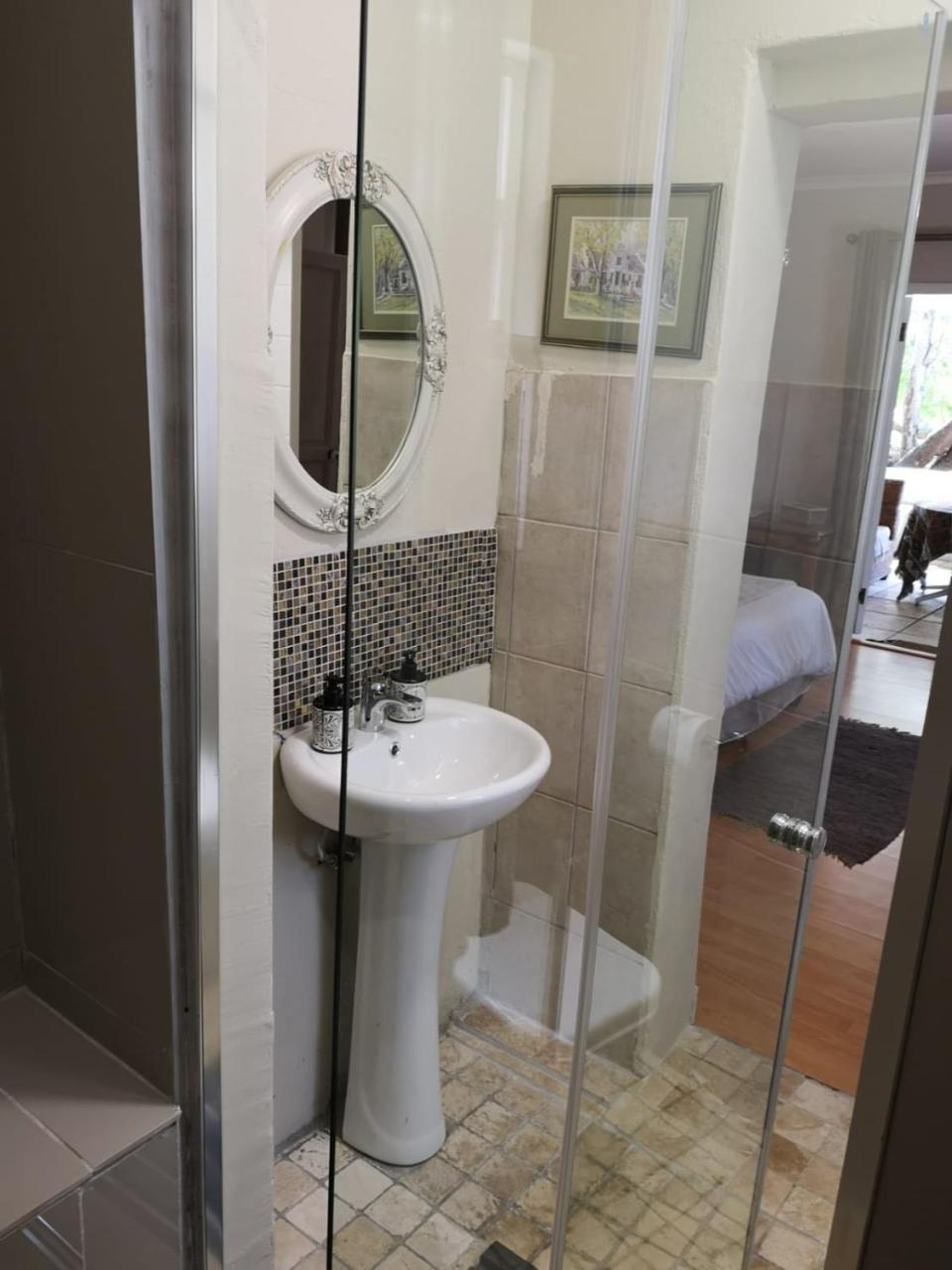 סומרסט ווסט Almond Cottage Bed & Breakfast מראה חיצוני תמונה