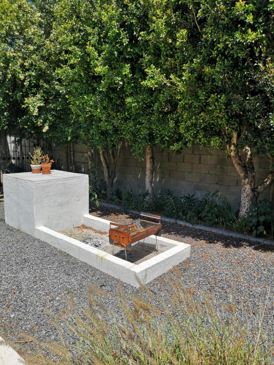 סומרסט ווסט Almond Cottage Bed & Breakfast מראה חיצוני תמונה