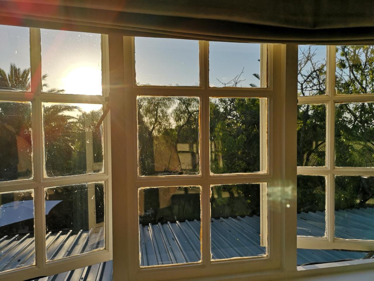 סומרסט ווסט Almond Cottage Bed & Breakfast מראה חיצוני תמונה