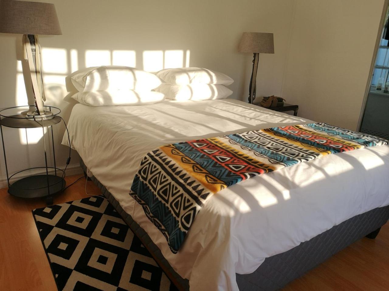 סומרסט ווסט Almond Cottage Bed & Breakfast מראה חיצוני תמונה
